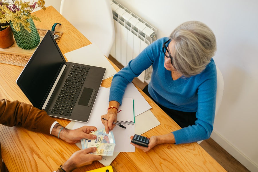 Pensione di vecchiaia, il beneficio per le lavoratrici madri non è automatico: cosa sapere
